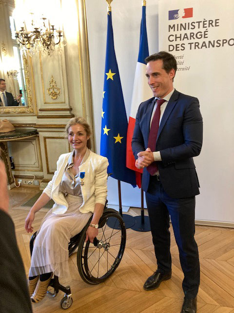 Monsieur Jean-Baptiste DJEBBARI, secrétaire d’État auprès de la ministre de la Transition écologique et solidaire, chargé des transports a remis le 19 avril 2022 les insignes d’officier de l’ordre national du Mérite à Madame Dorine BOURNETON